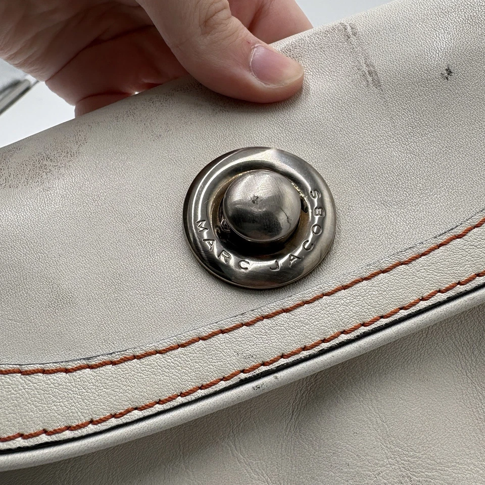 Antiga Clutch Marc Jacobs Couro Creme Off White Fecho de Pressão Exclusivo Forrado de Camurça - Imagem 3 de 4
