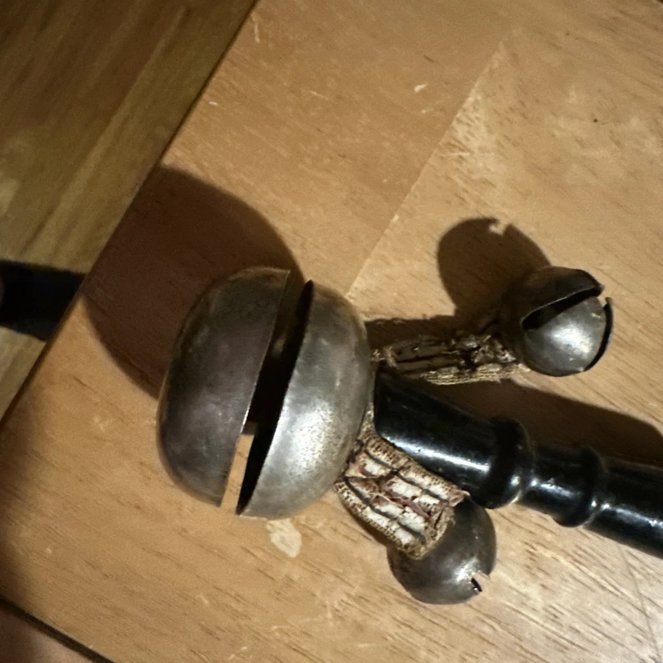 Campanas de sonajero victorianas antiguas mango de madera con dos campanas de tintineo Foto 3 de 4