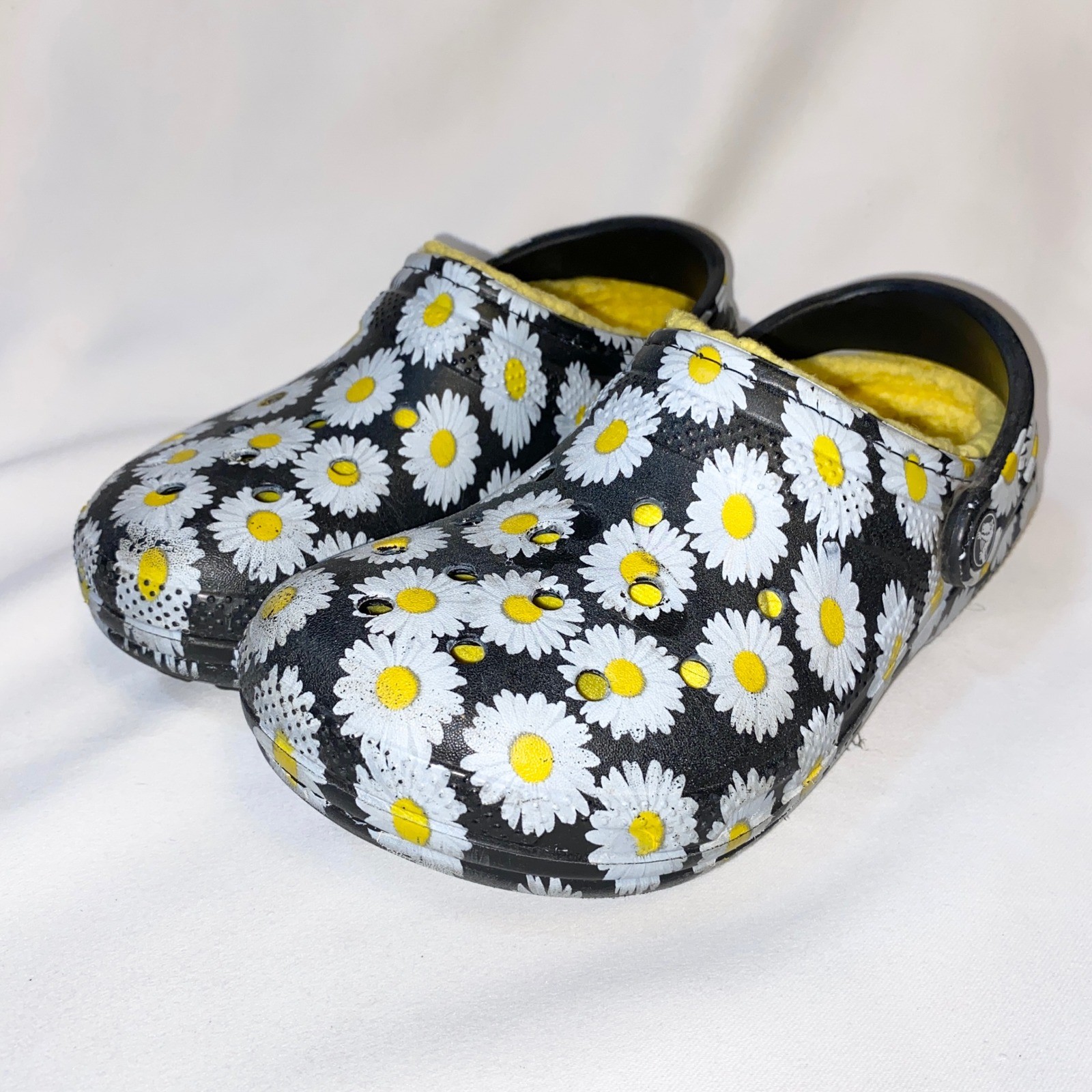 Crocs Classic Lined Clog Daisy Floral Black Yellow Fuzzy Fleece Mens 4 Womens 6 image 2
