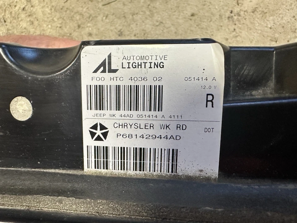 Jeep Grand Cherokee 2014 luz trasera interior para puerta trasera. Foto 2 de 4