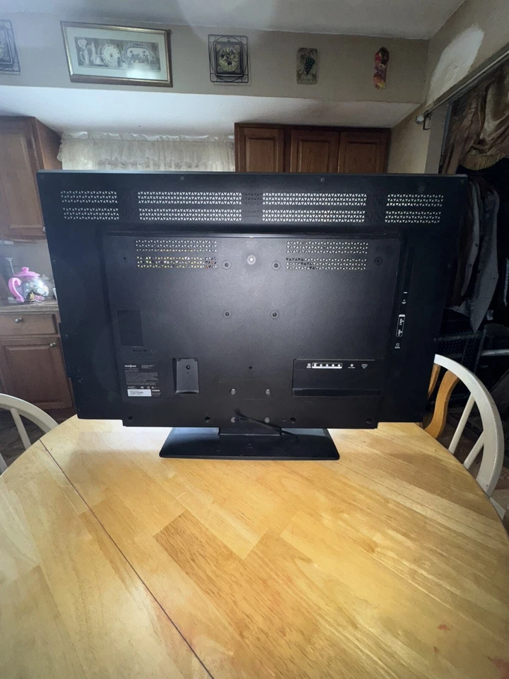 Insignia 39” LED HDTV NS-39D240A13 - For Parts (NOT WORKING) - Image 2 of 2