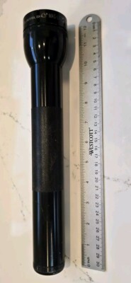 Vintage Black MAG-LITE 3-D Cell Flashlight * USA Made * Tested Works Excellent 