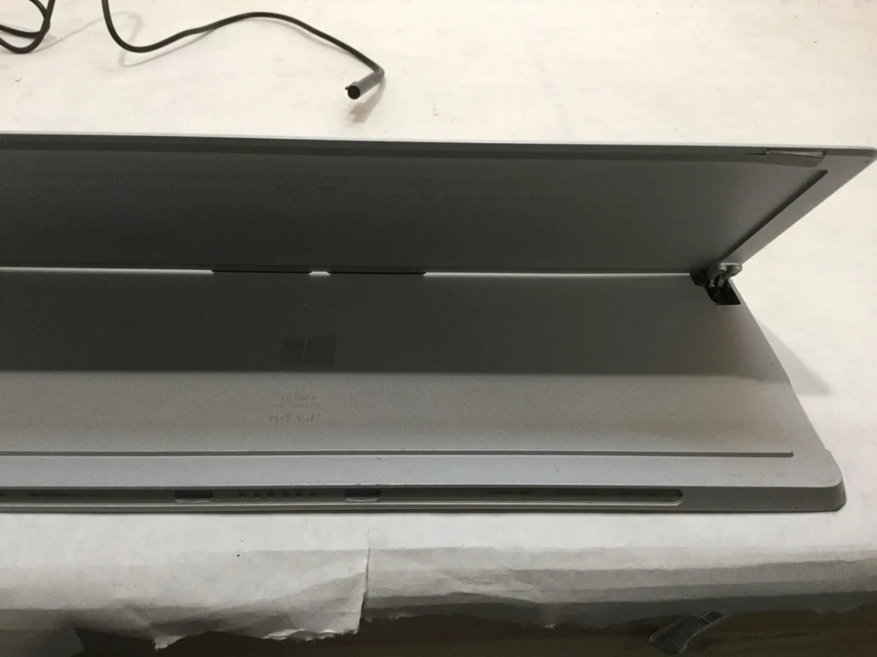 Microsoft Surface 64GB Intel Core i3 4GB RAM -Bad Touch/Cracked Screen -MR - Image 4 of 4