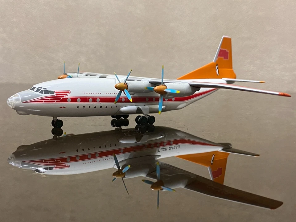 ANTONOV AN-12 AEROFLOT 'POLAR' CCCP-04366 ESCALA 1/200 MODELO PLÁSTICO HERPA 554855 Foto 4 de 4