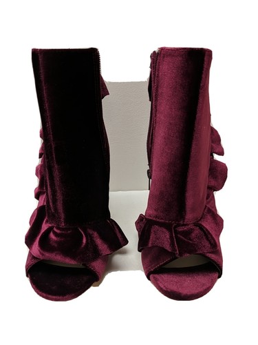 ¡NUEVO! Botines de aguja tacones altos JustFab ""Borati"" terciopelo borgoña punta abierta.  - Imagen 2 de 8