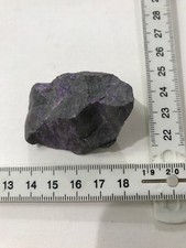 1 Rohstein mit Sugilith Südafrika, ca. 79 Gramm, Edelstein Sammlung, selten(Su5)