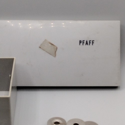 20 Vintage Nähmaschinenaufsätze Füße und Zubehör im Kunststoffkoffer Pfaff - Bild 7 von 16