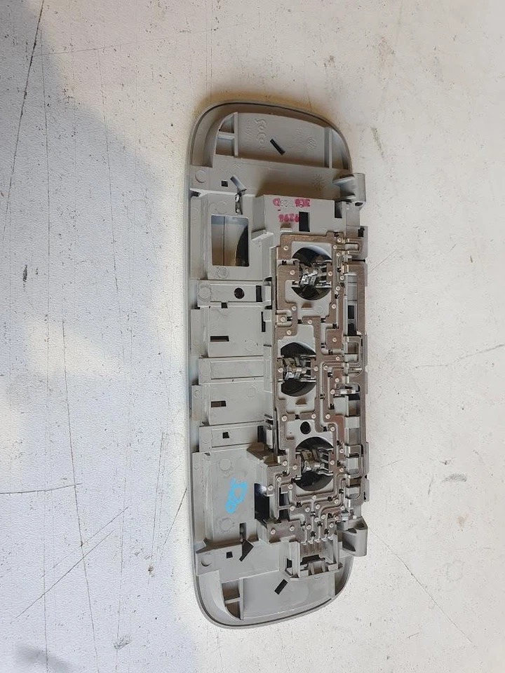 VW PASSAT LUZ CORTESÍA 3CC, SEDÁN, 08/08-12/16 - TRASERO Foto 2 de 4