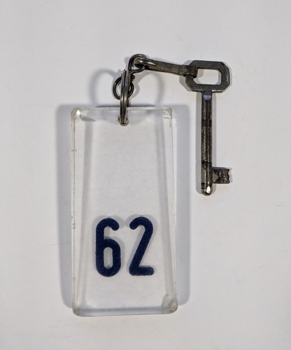 Vintage Hotel Room Skeleton Key & Fob No.62, lucite - 第 1/8 張圖片