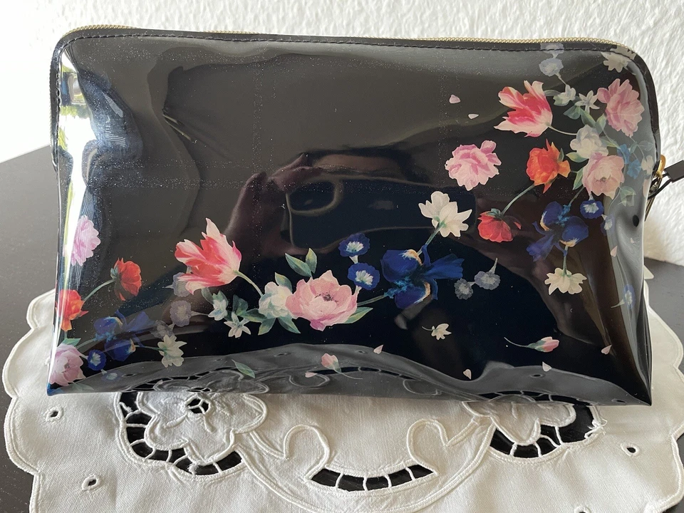 TED BAKER Schminktasche Kosmetiktasche Lack schwarz mit bunten Blumen NEU 45 € - Bild 2 von 4