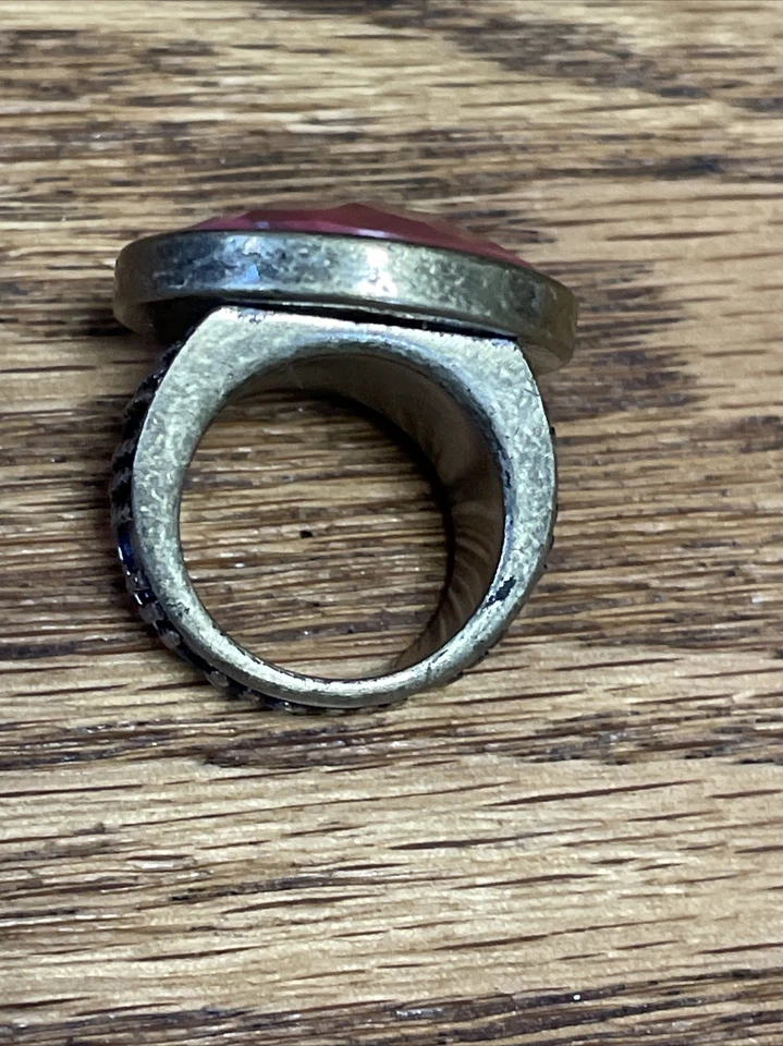 Lia Sophia JUPITER Ring Size 5 Pink/Red Stone w/Gold Tone Band - Image 4 of 4
