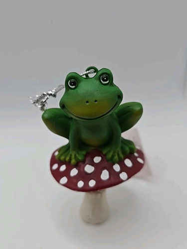 Lächelnder grüner Frosch sitzt auf einem roten Pokka Dot Pilz Weihnachtsschmuck - Bild 1 von 7