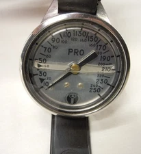 Vintage Aqua-Lung U.S. Divers 250 ft Depth Gauge Silver Face US Patent 3693446