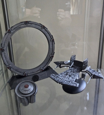 StargateSG1  Sci-Fi Sammlerobjekt: Stargate-Ring STERNENTOR MIT ANWAHLGERÄT