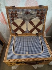 BRAND NEW LARGE INSULATED WICKER PICNIC BASKET SET FOR 4 W/BLANKET  CORKSCREW