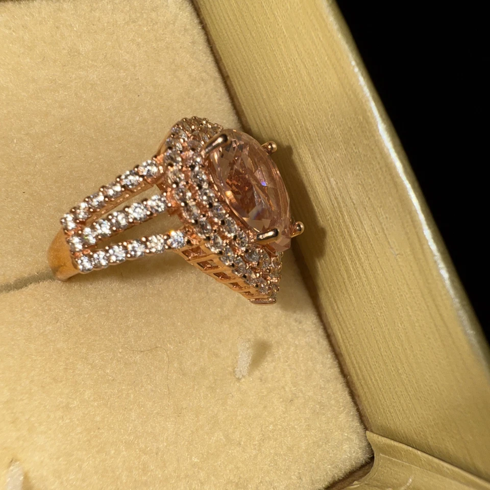 Impresionante Anillo Simulado Bella Luce Morganita Y Zafiros Blancos Talla 6...  Foto 2 de 4