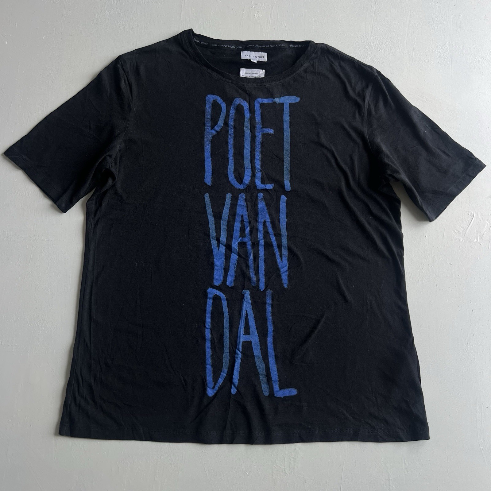 ALTRA Camicia Ognuno x Altro Poeta Van Dal Uomo Piccola Nera Blu Robert Montgomery Grafica