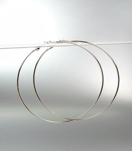 SCHICKE leichte dünne 2,5 mm Gold GROSSE 100 mm 3 3/4" Durchmesser Creolen Ohrstecker - Bild 2 von 3