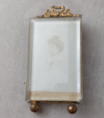 Ancien cadre porte photo, en laiton doré, verre biseauté, décor Louis XVI - Photo 1/3