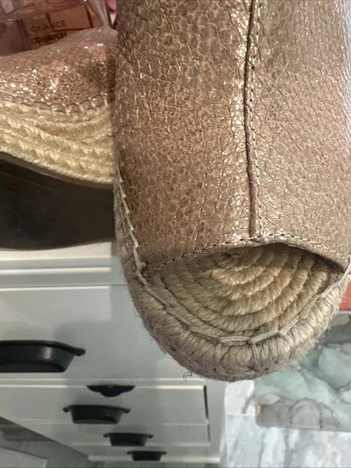 Preciosas sandalias de cuña alpargata Kenneth Cole, talla 8, hebilla de oro rosa/oro Foto 4 de 4