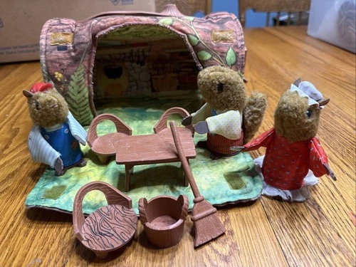 Vintage Fisher Price Woodsey Squirrel Family Log House Playset (1979) – Rare!