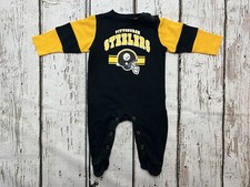 Casco de fútbol americano Pittsburgh Steelers deletrear bebé negro/amarillo de una pieza 3/6 meses