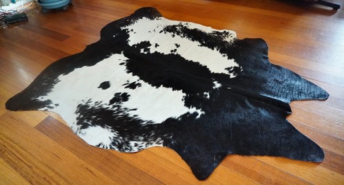 A Stunning Black and White Cowhide Rug - I just so LOVE these Markings - - Picture 5 of 12