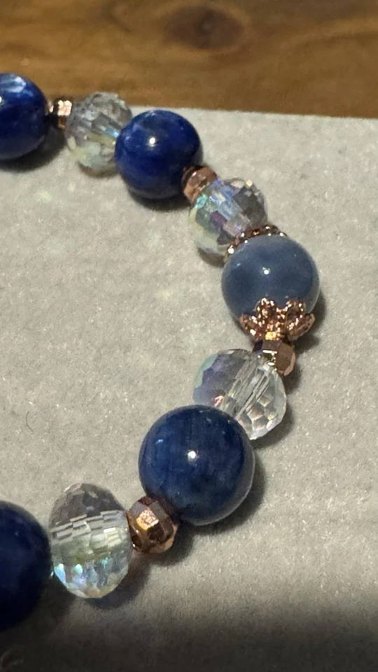 Pulsera de piedras preciosas azules y cuentas de cristal con dije de corazón de oro rosa - Hecha a mano Foto 3 de 3