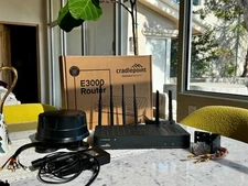 Cradlepoint E3000 C18B LTE Router w/ Panorama Mako 5G Antenna LGMQM4B-6-60-24-58