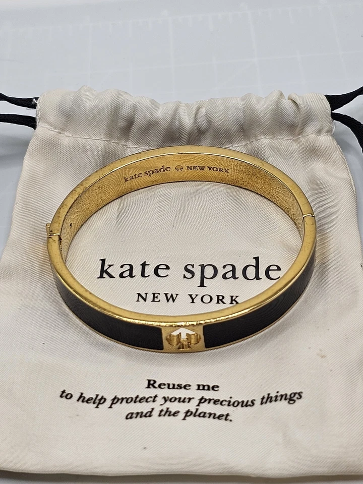 Pulseira Kate Spade Nova York furo punção pá pulseira preta 6,75" bolsa assinada - Imagem 4 de 4