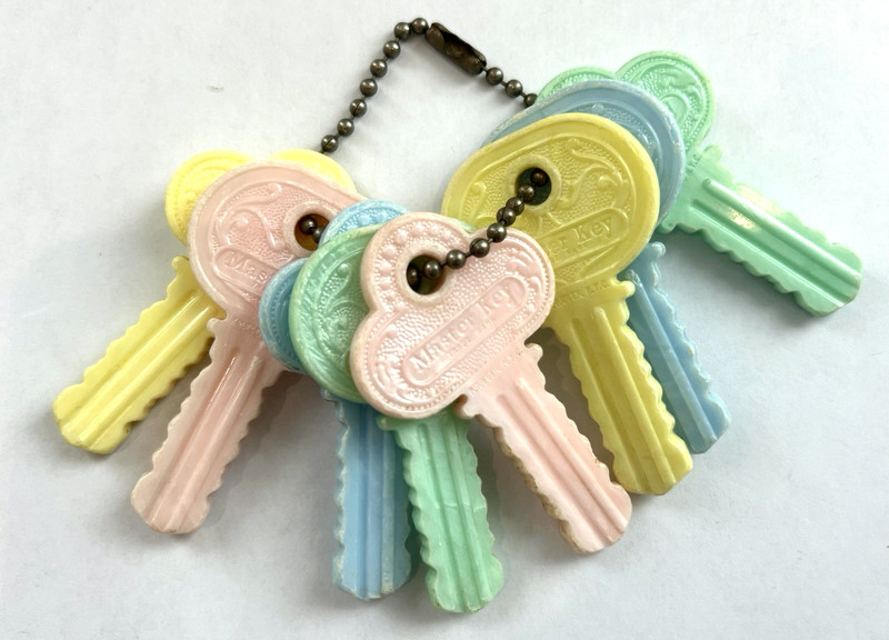 VTG. 1950s KRUGER Pastel Baby Teething Ring Hard Plastic LOT Of 8 Keys and Chain
