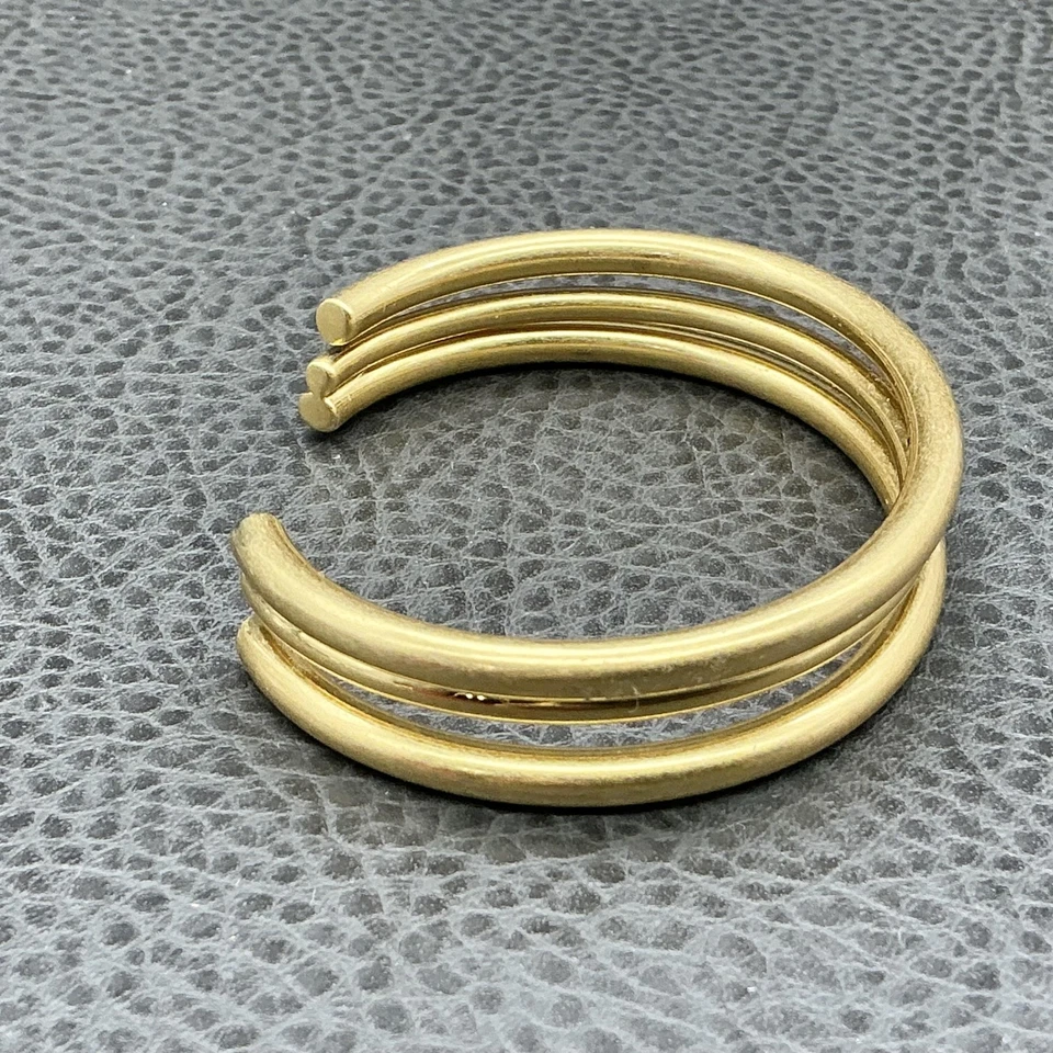 Brazalete Madewell tono dorado triple fila para mujer joyería minimalista moderna Foto 3 de 4