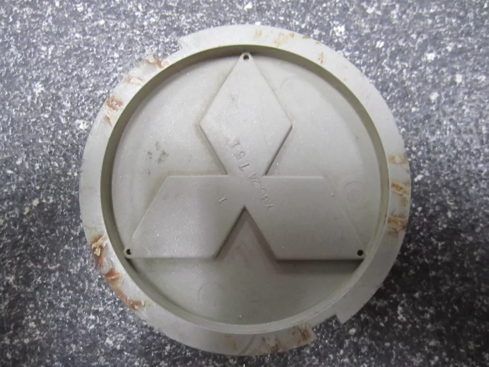 Mitsubishi 3000 GT 1991-1999 OEM tapa central plateada 2,25" 57 mm XB624751 - uno/1 Foto 3 de 4