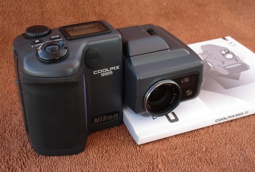 nice Nikon CoolPix E995 3.3 MPixels digital camera with card & manual