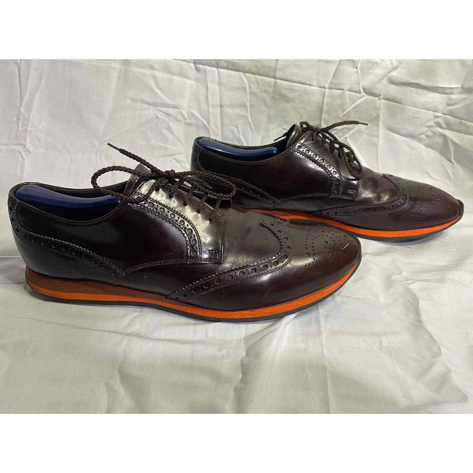 SAOLA Prada Borgogna Wingtip Derby con suola arancione
