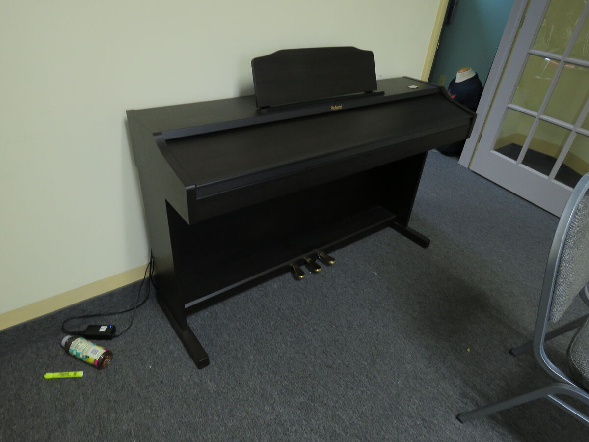 Roland Digital Piano RP401R With Spinet Style Case FREE Roland Digital Piano RP401R With Spinet Style Case FREE