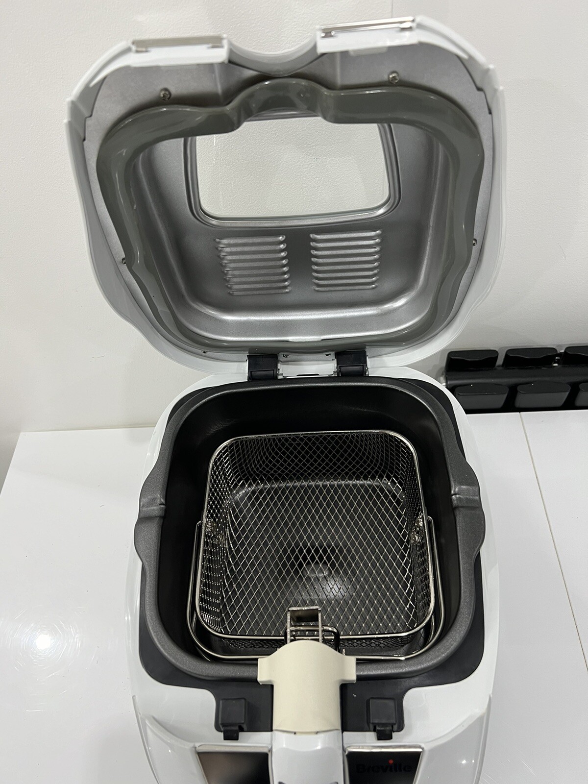 Breville VDF108 Digital Deep Fryer 2L 1KG Easy Clean White & Stainless