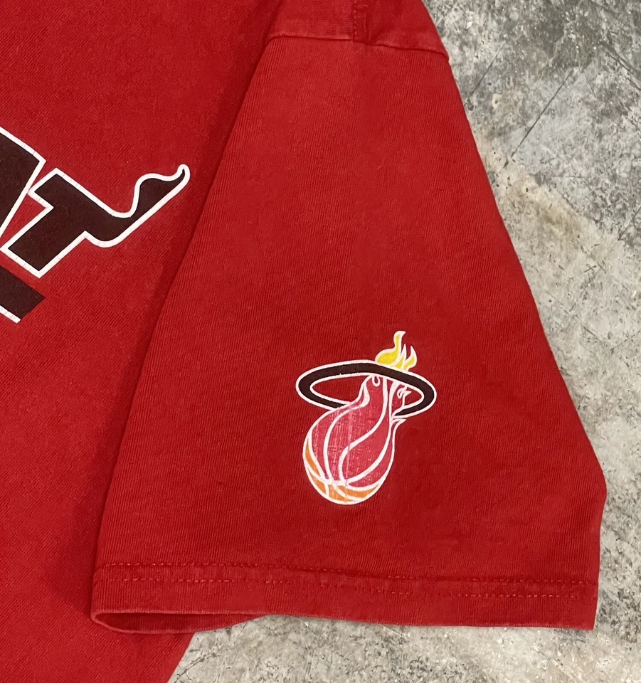 VTG  Nike Center Swoosh Miami Heat NBA Red T-Shirt  Adult Size Medium - Image 4 of 4