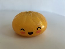 squishy gnocco glitter con mini faccina sorridente e occhi chiusi. Oro