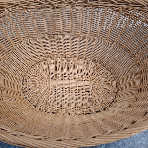 Cesta de lavandería de mimbre tradicional ovalada beige almacenamiento y 2 asas recortadas comentario - Imagen 7 de 24