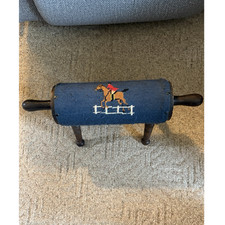 Antiker bestickter Reiter Fußhocker Pferd und Reiter blau Zylinder Holzbeine