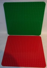 LEGO DUPLO 2 GROSSE BAUPLATTEN PLATTEN ROT GRÜN 38 X 38 CM !!