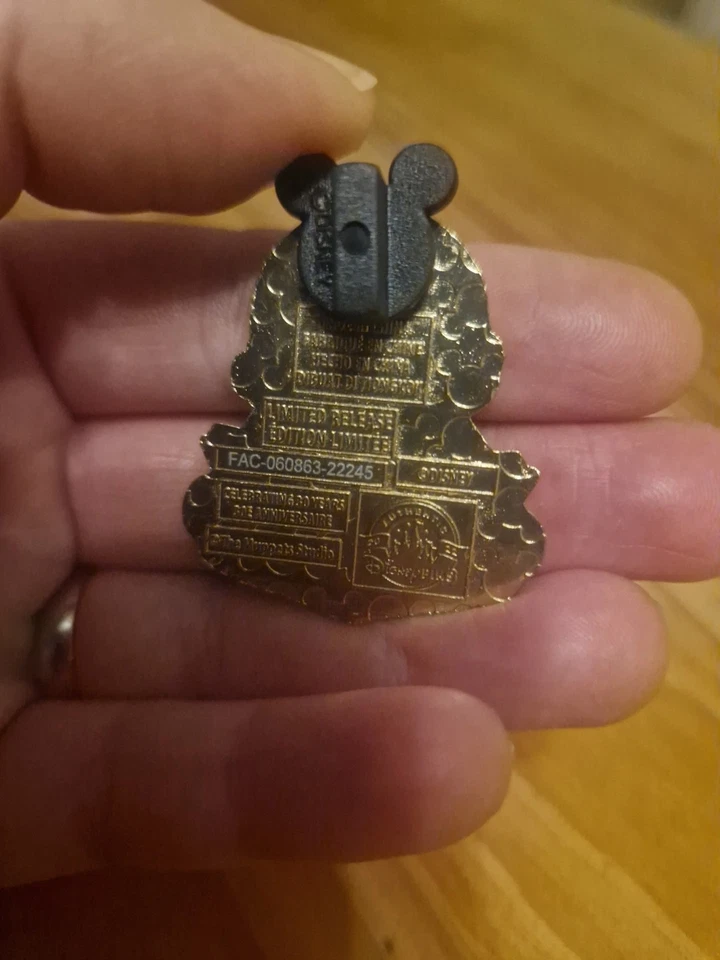 Muppet Christmas Carol 30th Anniversary 2022 Mystery Pin Miss Piggy - Image 3 of 4