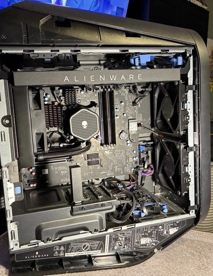 Funda Alienware Aurora R14 Barebones + AMD Mobo + PSU + RAM + SSD + AIO + Ventiladores Foto 2 de 4