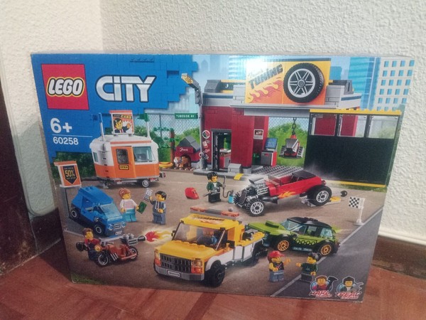 LEGO 60258  Taller de tuneo(Tunning workshop). Nuevo y sellado. A estrenar.