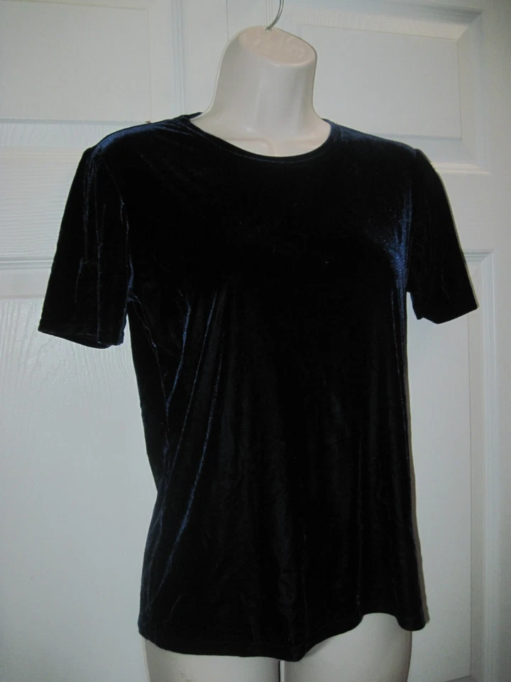 Top de terciopelo azul oscuro mediano Kathy Ireland para mujer manga corta cuello redondo Foto 2 de 4