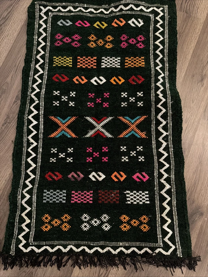 Alfombra tribal marroquí tejida a mano Foto 3 de 4
