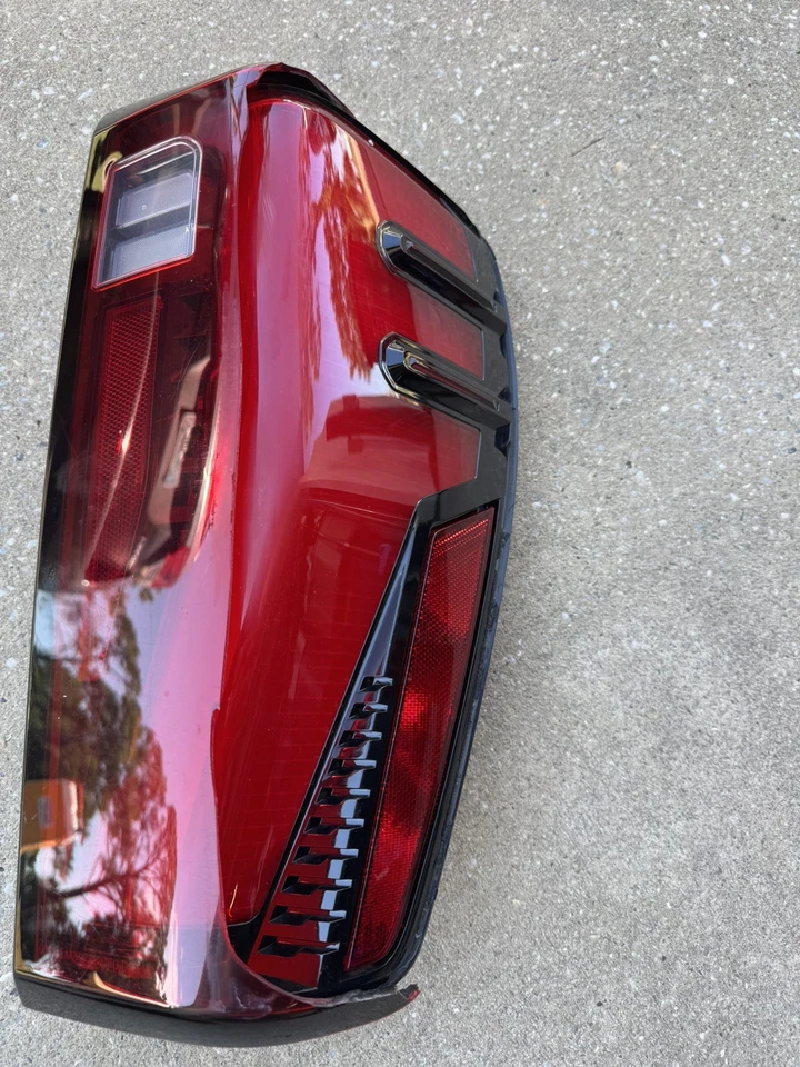 Passenger Right Tail Light 2024 2025 Sierra Denali 2500hd 2500 3500 AT4 damaged - Image 2 of 4