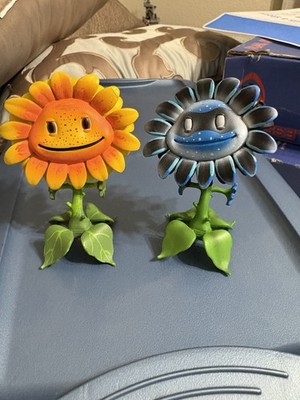 Plants Vs Zombies Garden Warfare Shadow Flower and Sunflower Figure RARE