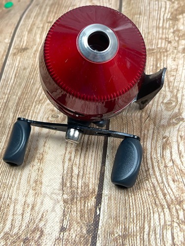 Carrete de pesca Zebco 404 Spincast, rojo, gris y negro - Imagen 4 de 9